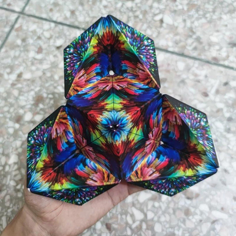 Bunter magnetischer Zauberwürfel, wechselbar, geometrisches Design, Hand hält Puzzle.