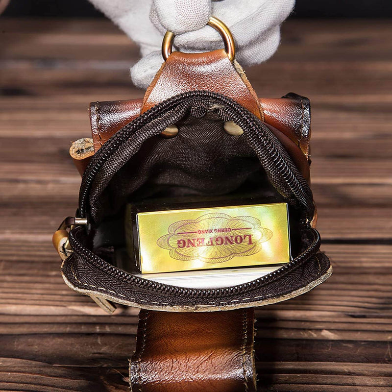 Braune Leder-Gürteltasche für Herren, geöffnet, mit Reißverschluss, auf Holztisch.