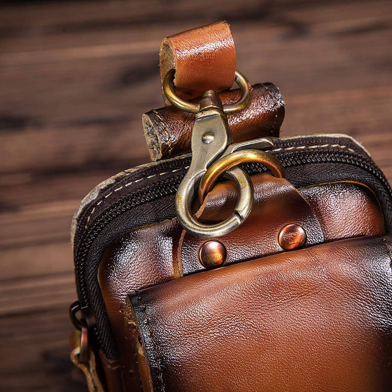 Braune Leder-Gürteltasche für Herren mit Reißverschluss und Karabinerhaken, modisch und praktisch.