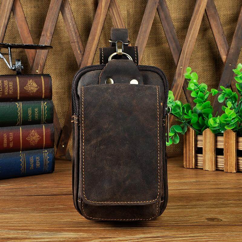 Braune Herren-Gürteltasche aus Leder, Vintage-Stil, mit Reißverschluss und Schnalle.