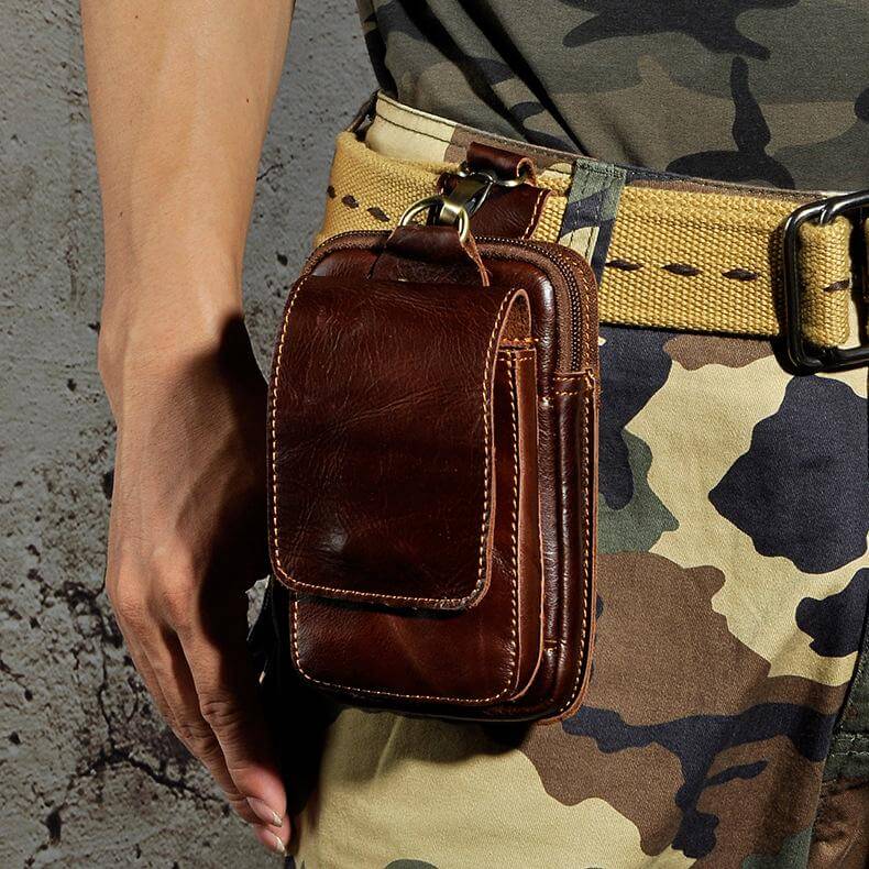 Braune Herren-Ledertasche am Gürtel, ideal für Outdoor-Aktivitäten, robust und stilvoll.