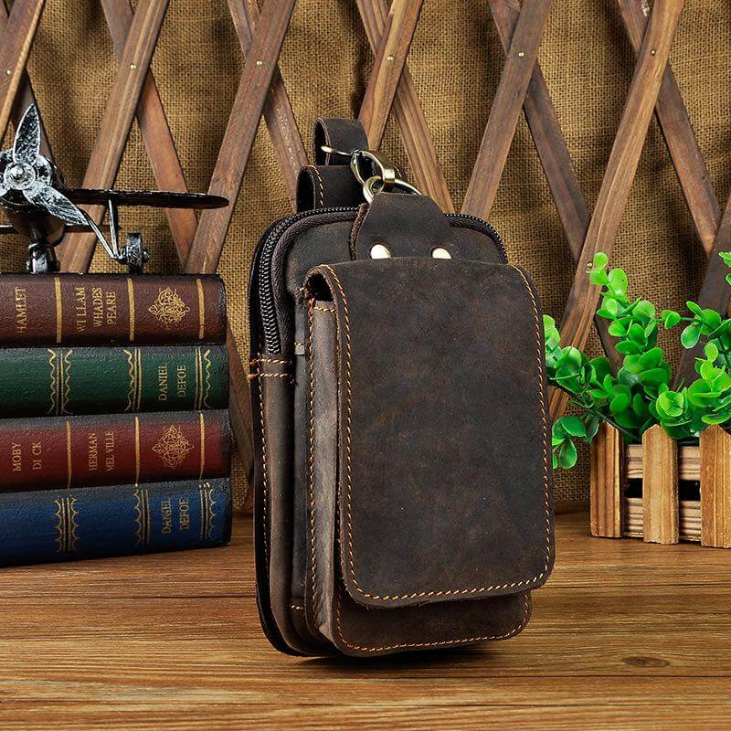 Braune Herren-Gürteltasche aus Leder, vintage Stil, mit mehreren Fächern, ideal für Reisen.