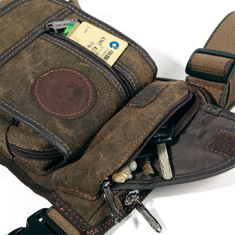 Braune Canvas-Gürteltasche mit Reißverschlüssen, Kartenfächern und Schlüsselanhänger.
