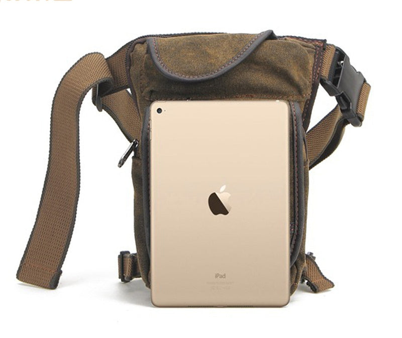 Braune Canvas-Umhängetasche mit iPad, verstellbarem Gurt, ideal für Outdoor-Aktivitäten.