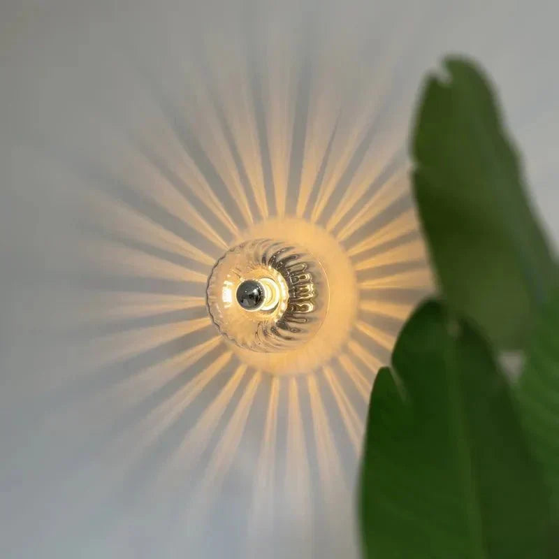 Moderne Glas-Wandlampe, strahlendes Lichtmuster, dekorativ, Wohnzimmer, skandinavisches Design.