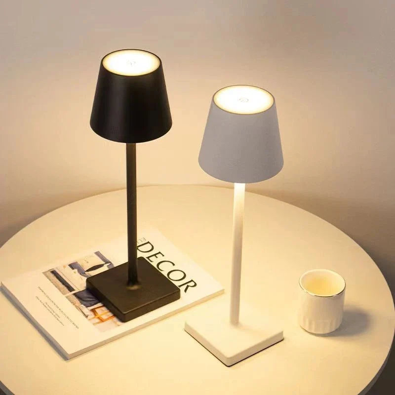 Schwarze und weiße LED-Tischlampen, kabellos, USB-aufladbar, auf rundem Tisch.