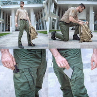 Mann in grüner taktischer Hose mit Taschen, kniet mit Rucksack, Outdoor-Kleidung.