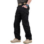 Mann in schwarzer taktischer Hose, Outdoor-Bekleidung, robust, multifunktional, Taschen.