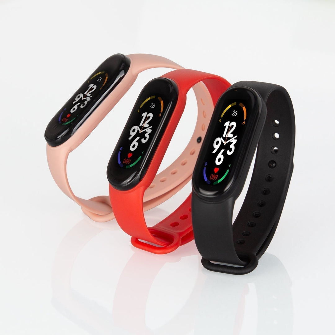 Drei Smartwatches in Rosa, Rot und Schwarz mit farbigem Display auf weißem Hintergrund.