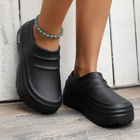 Schwarze Clogs für Damen, rutschfest, bequem, mit Plateau, ideal für Freizeit und Alltag.