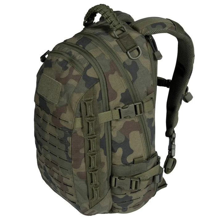 Tarnfarbener taktischer Rucksack, robust, mit MOLLE-System, ideal für Outdoor-Aktivitäten.