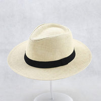 Heller Panama-Hut aus Stroh mit schwarzem Band, stilvoller Sommerhut für Herren und Damen.