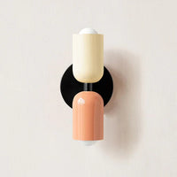 Moderne Wandleuchte, zweifarbig, beige und rosa, zylindrisch, minimalistisches Design.