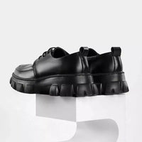 Schwarze Leder-Schnürschuhe mit dicker Sohle, modisch, elegant, für Herren.