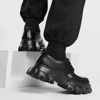 Schwarze Chunky-Sneaker aus Leder, moderne Herrenschuhe, robuste Sohle, modischer Streetwear-Look.