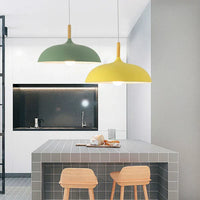Moderne Pendelleuchten in Gelb und Grün über Küchentheke, skandinavisches Design, Esszimmer.