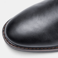 Schwarzer Lederschuh, Nahaufnahme, hochwertige Verarbeitung, elegantes Design, Herrenschuh.