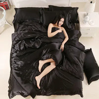 Frau in schwarzer Seidensatin-Bettwäsche, luxuriöses Schlafzimmer, elegante Schlafumgebung.