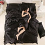 Frau in schwarzer Seidensatin-Bettwäsche, luxuriöses Schlafzimmer, elegante Schlafumgebung.