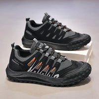 Schwarze Herren-Sneaker, atmungsaktiv, rutschfest, sportlich, mit orangefarbenen Akzenten.