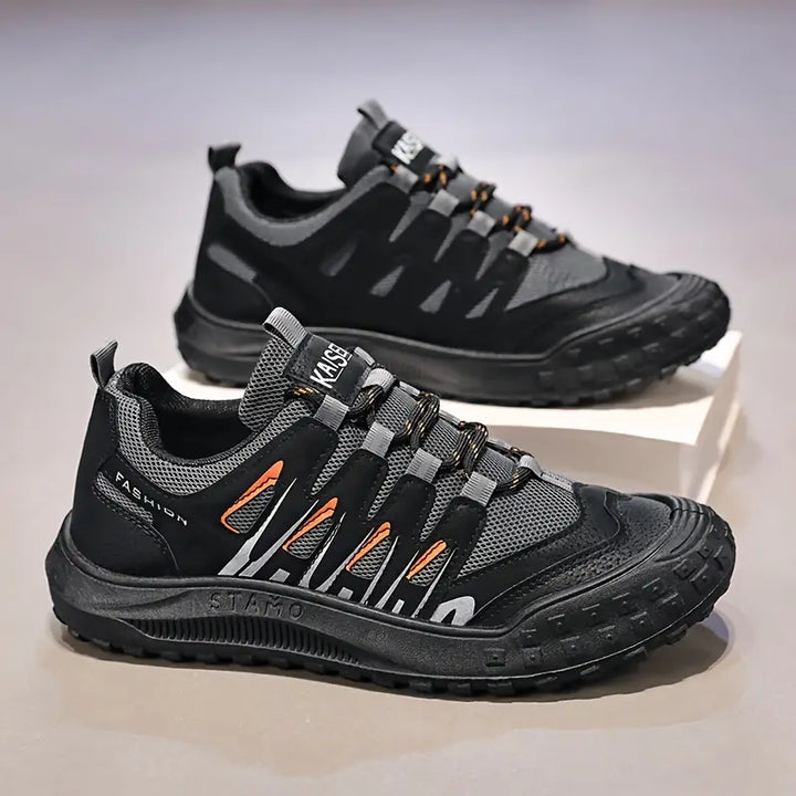 Schwarze Herren-Sneaker, atmungsaktiv, rutschfest, sportlich, mit orangefarbenen Akzenten.