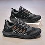 Schwarze Herren-Sneaker, atmungsaktiv, rutschfest, sportlich, mit orangefarbenen Akzenten.