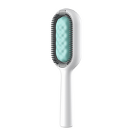 Weiße Haarbürste mit blauem Kissen, ergonomischer Griff, ideal für sanftes Entwirren.