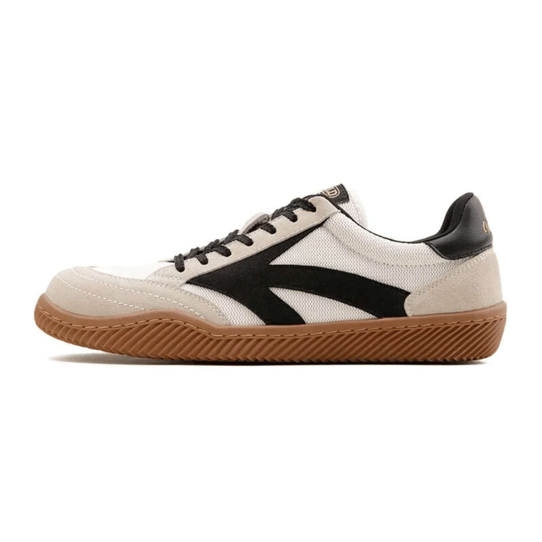 Beiger Sneaker mit schwarzem Streifen, Gummisohle, Herrenmode, Freizeitschuh, Lederdetails.