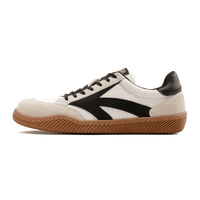 Beiger Sneaker mit schwarzem Streifen, Gummisohle, Herrenmode, Freizeitschuh, Lederdetails.