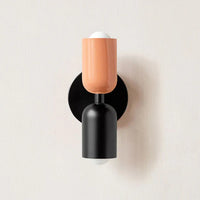 Moderne Wandleuchte, zweifarbig, schwarz und orange, minimalistisches Design, Innenbeleuchtung.