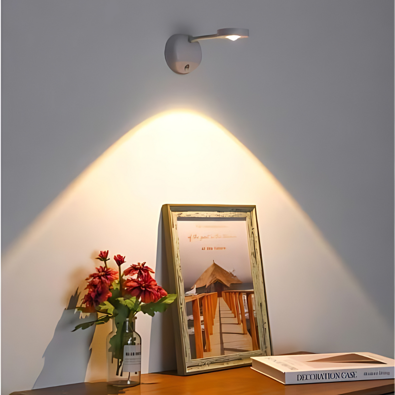Moderne LED-Wandleuchte in Weiß beleuchtet Bild und Blumen auf Holztisch.