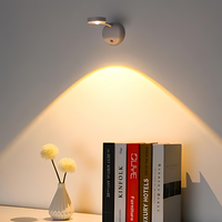Moderne LED-Wandleuchte, weiß, beleuchtet Bücherregal, minimalistisch, energiesparend.