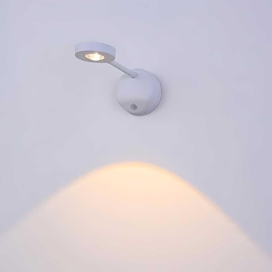 Weiße LED-Wandleuchte, modernes Design, verstellbar, energiesparend, für Innenbeleuchtung.