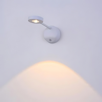 Weiße LED-Wandleuchte, modernes Design, verstellbar, energiesparend, für Innenbeleuchtung.