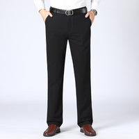 Mann in schwarzer Hose, weißem Hemd, braunen Schuhen, schwarzem Gürtel, Business-Look.