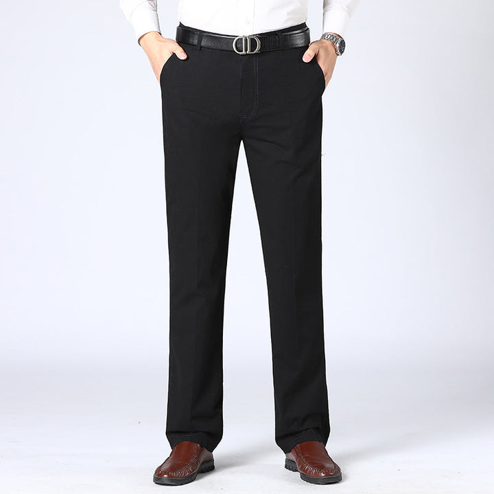 Mann in schwarzer Hose, weißem Hemd, braunen Schuhen, schwarzem Gürtel, Business-Look.