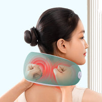 Frau mit Nackenmassagegerät, grün, ergonomisch, zur Schmerzlinderung, Wellness, Entspannung.