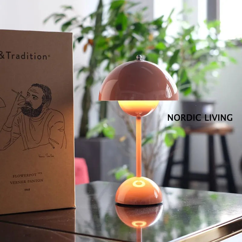 Rosa Tischlampe aus Metall im skandinavischen Design, ideal für modernes nordisches Wohnen.