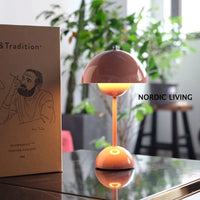 Rosa Tischlampe aus Metall im skandinavischen Design, ideal für modernes nordisches Wohnen.