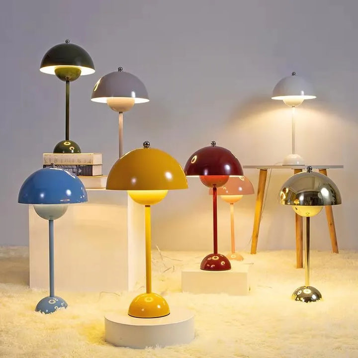 Bunte Tischlampen im Retro-Stil auf Teppich, verschiedene Farben, moderne Inneneinrichtung.