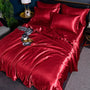 Rotes Seidenbettwäsche-Set, luxuriös, glänzend, mit Kissenbezügen, Schlafzimmerdekoration.