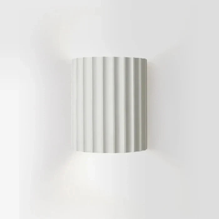 Weiße Wandleuchte aus Keramik, geripptes Design, moderne Innenbeleuchtung, minimalistisch