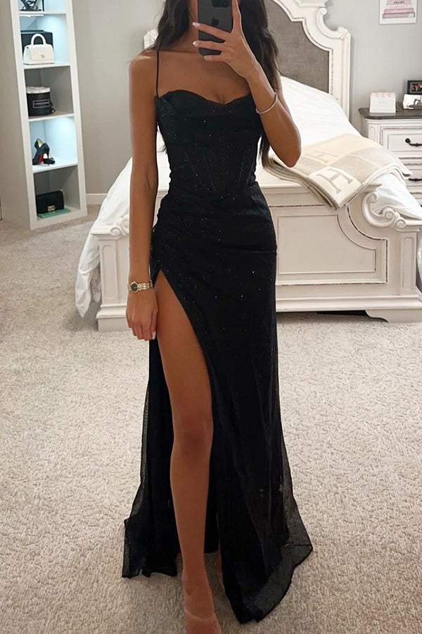 Schwarzes Abendkleid mit hohem Schlitz, Spaghettiträger, elegantes Design, Damenmode.