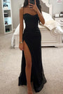 Schwarzes Abendkleid mit hohem Schlitz, Spaghettiträger, elegantes Design, Damenmode.