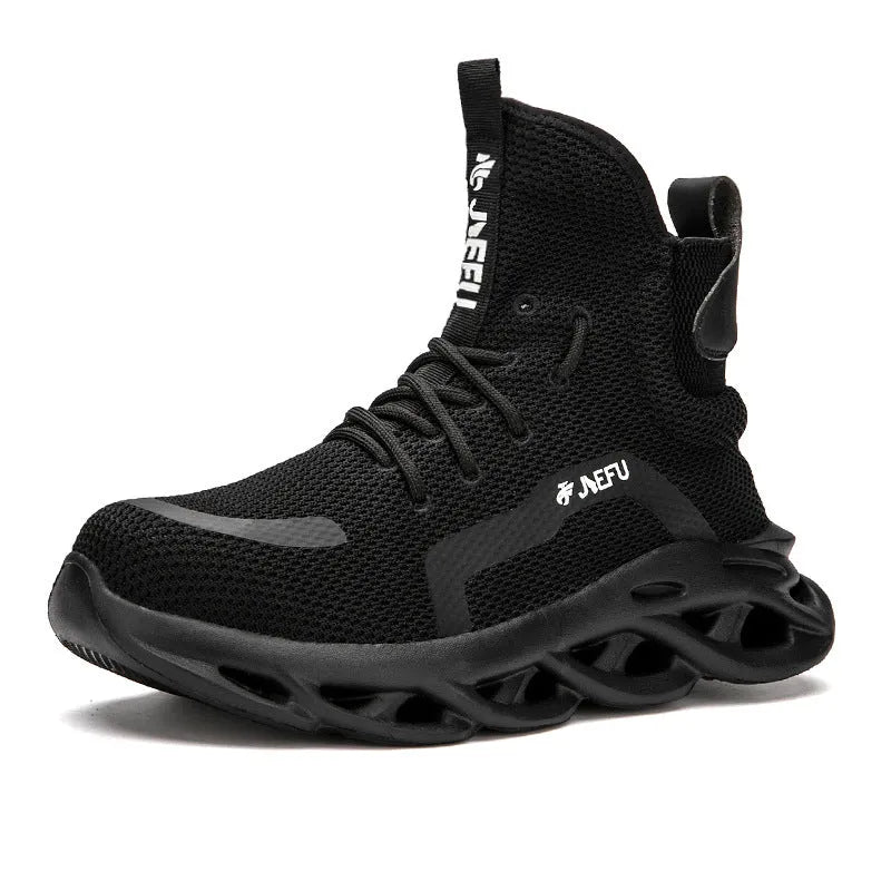 Schwarzer Sneaker mit Mesh-Obermaterial, hoher Sohle, sportlich, modisch, Herren-Sportschuh.