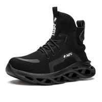 Schwarzer Sneaker mit Mesh-Obermaterial, hoher Sohle, sportlich, modisch, Herren-Sportschuh.