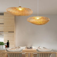 Zwei hängende Rattan-Pendelleuchten über Esstisch, modernes Design, warmes Licht.