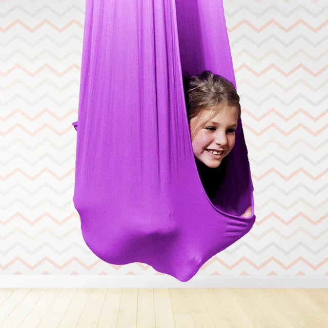 Lila Therapieschaukel für Kinder, Indoor-Outdoor, hängend, Entspannung, robust, bequem.