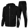 Schwarzer Herren-Trainingsanzug mit Kapuze, Reißverschluss und Streifen, Sportbekleidung.