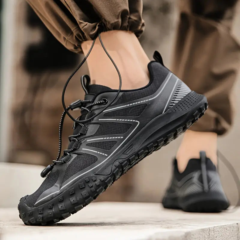 Schwarzer Trailrunning-Schuh, rutschfeste Sohle, atmungsaktiv, Outdoor-Sport, Herren.
